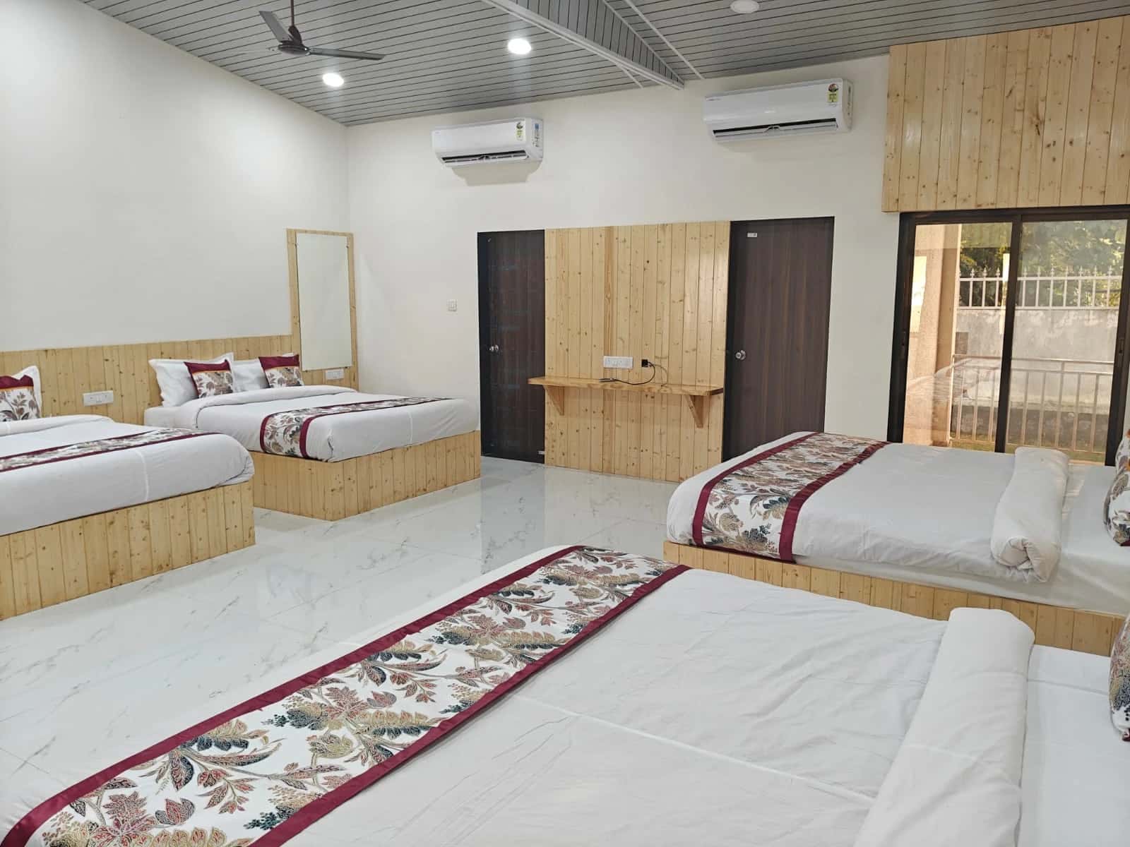 Deluxe Family Room - Image 1